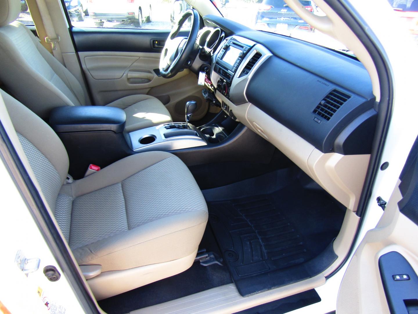 2013 WHITE Toyota Tacoma PreRunner Double Cab V6 Auto 2WD (5TFJU4GN5DX) with an 4.0L V6 DOHC 24V engine, Automatic transmission, located at 15016 S Hwy 231, Midland City, AL, 36350, (334) 983-3001, 31.306210, -85.495277 - Photo#9